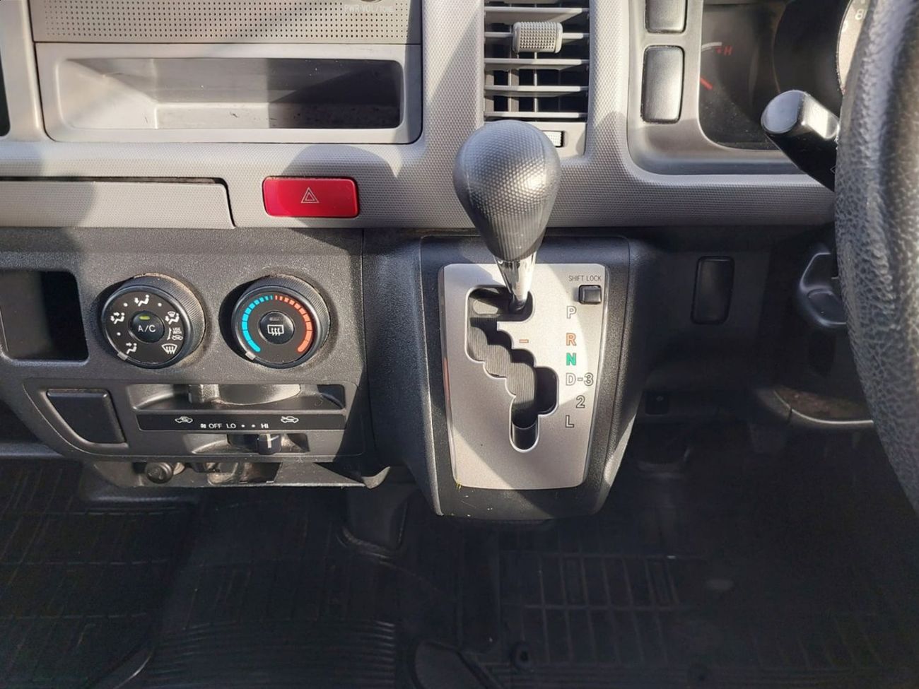 تويوتا هاياس TOYOTA HIACE COMMUTER VAN RHD 2011 MODEL 3.0 L DIESEL AUTOMATIC(PM07604)