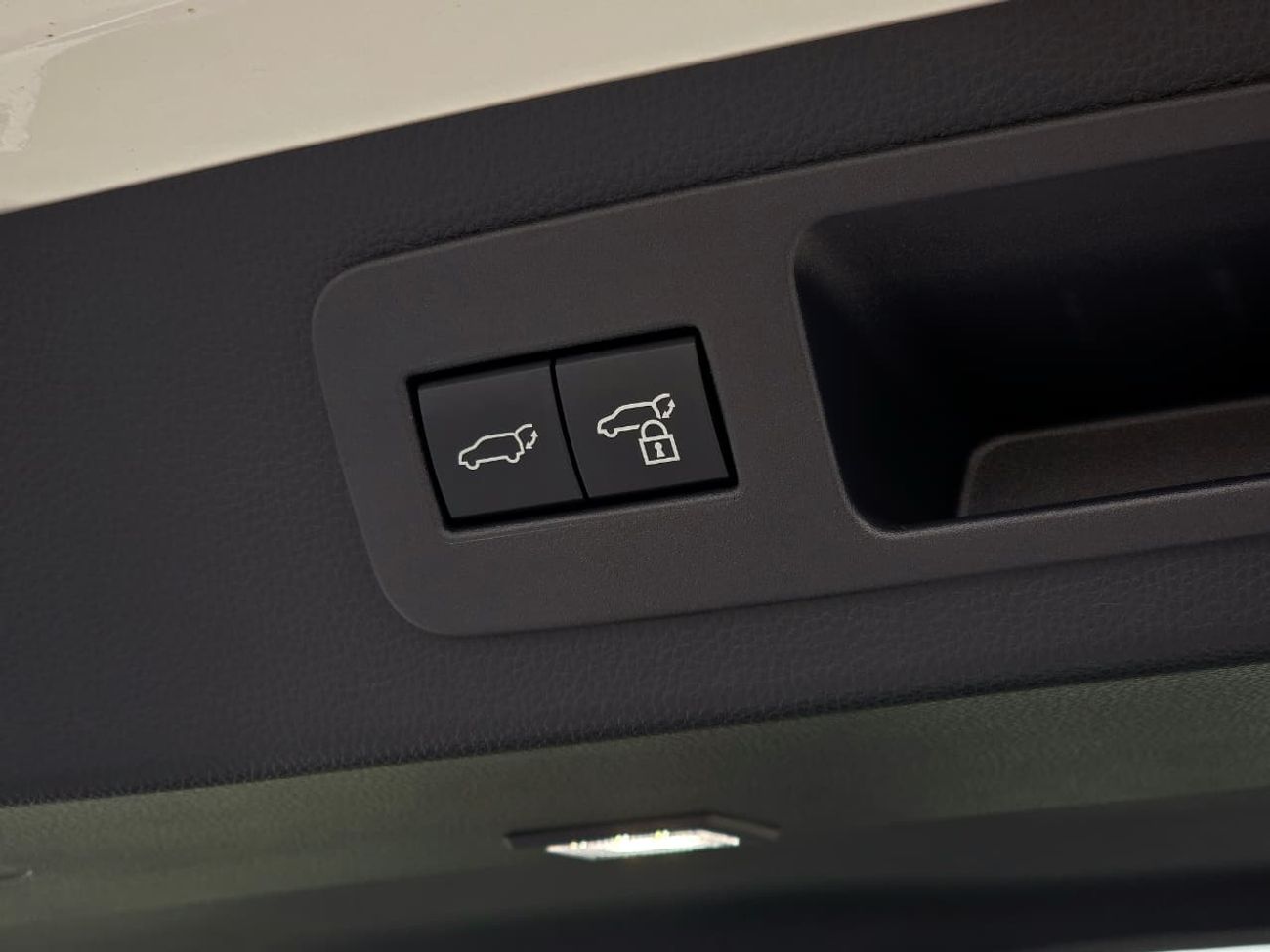 تويوتا لاند كروزر LC300 GXR 4.0 - HIGH OPTIONS - WITHOUT RADAR - 2025 MODEL - WHITE INSIDE BLACK - GCC SPECS