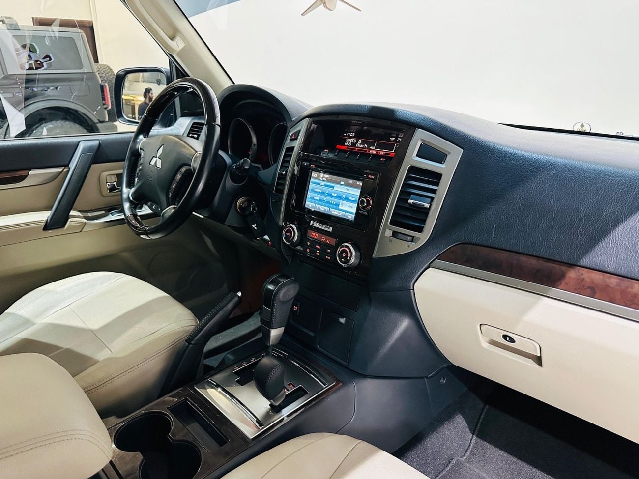 Mitsubishi Pajero GLS Mid 3.8L (243 HP)