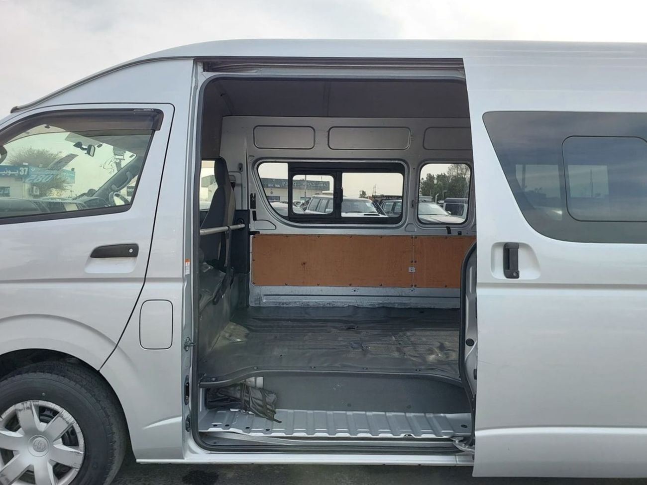 Toyota Hiace (RAMADAN OFFER) TOYOTA HIACE VAN RHD 2015 MODEL 3.0 L DIESEL AUTOMATIC(PM16503)