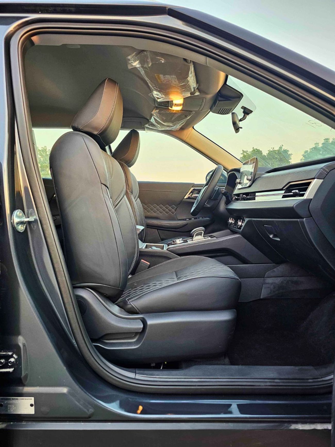 Mitsubishi Outlander 2.5L PETROL / LIMOUSINE LEATHER / FR&RR PARKING SENSOR / DVD+CAMERA  (CODE # F03)