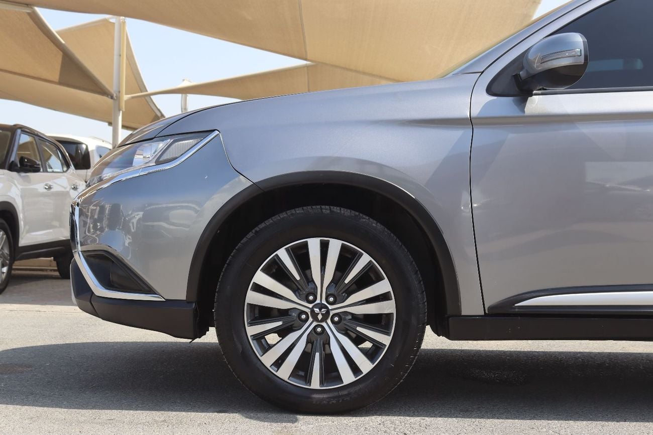 Mitsubishi Outlander GLX HIGHLINE LEATHER ACCIDENTS FREE - GCC - 7STR - 4 WD - PERFECT CONDITION INSIDE OUT