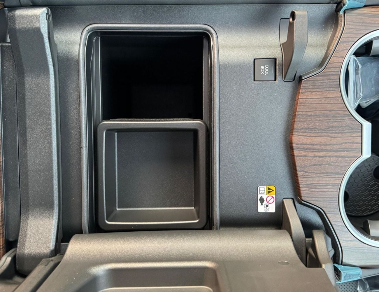 Toyota Land Cruiser GXR || 4.0L PETROL V6 | SUNROOF | LEATHER WITH PWR SEATS | COOL BOX (CODE # GXR4M2)