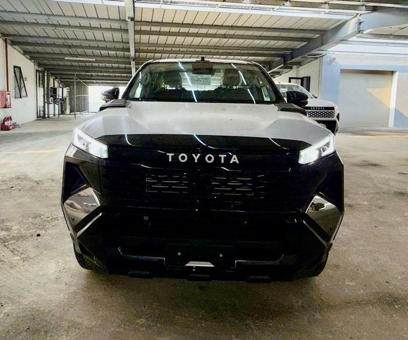 Toyota Hilux 2.8L DIESEL A/T FULL OPTION DOUBLE CABIN PICKUP