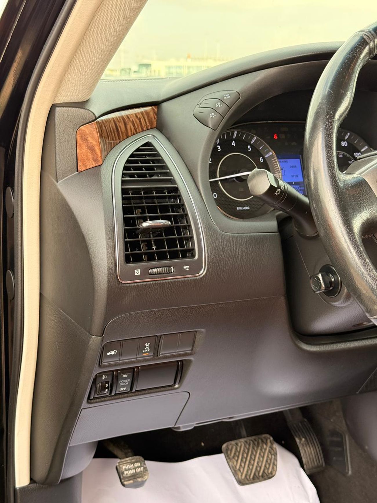 Nissan Armada 4WD 5.6 L Nismo