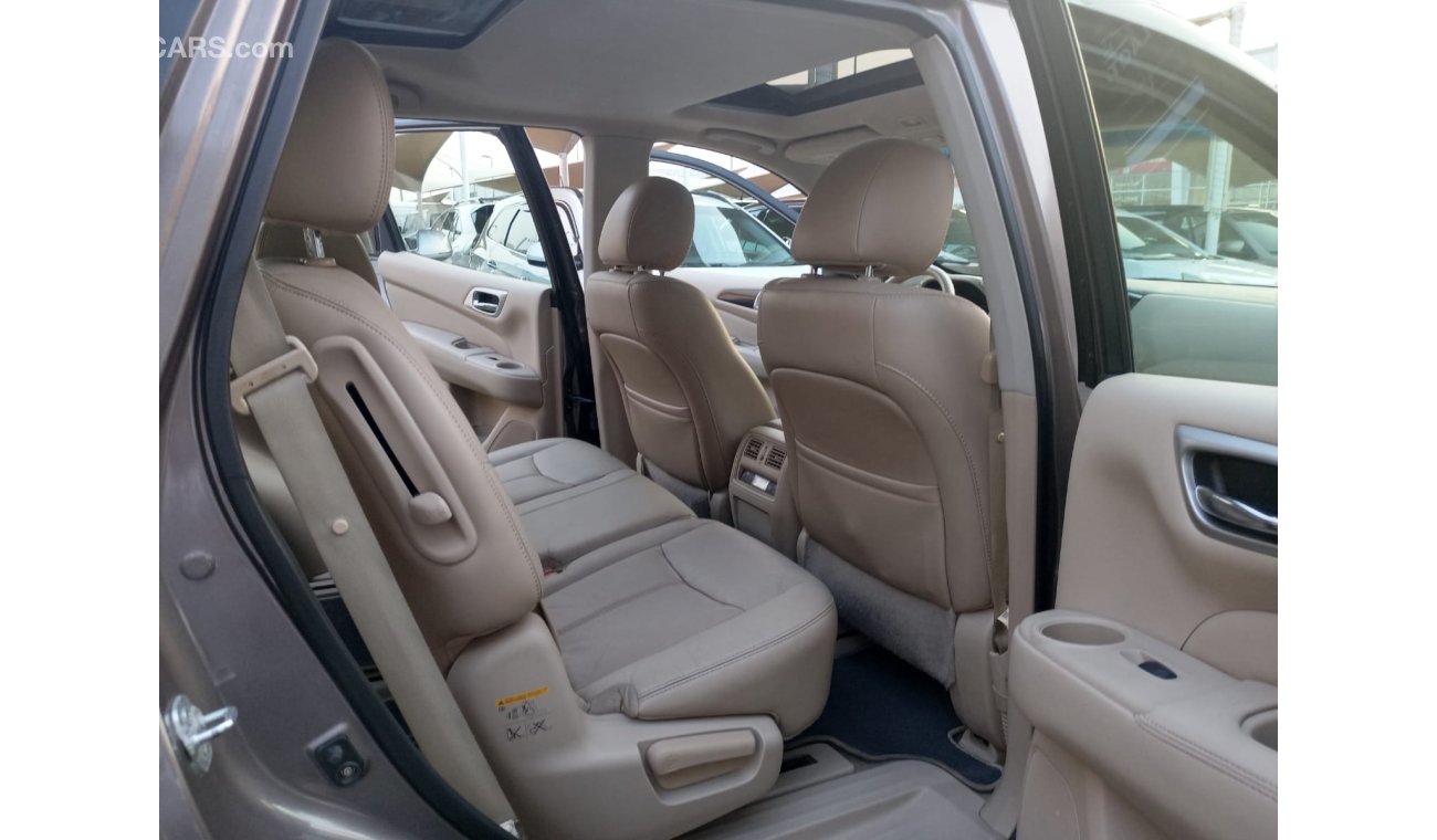 Nissan Pathfinder Gulf model 2014 leather panorama cruise control screen camera electric chair in excellent condition