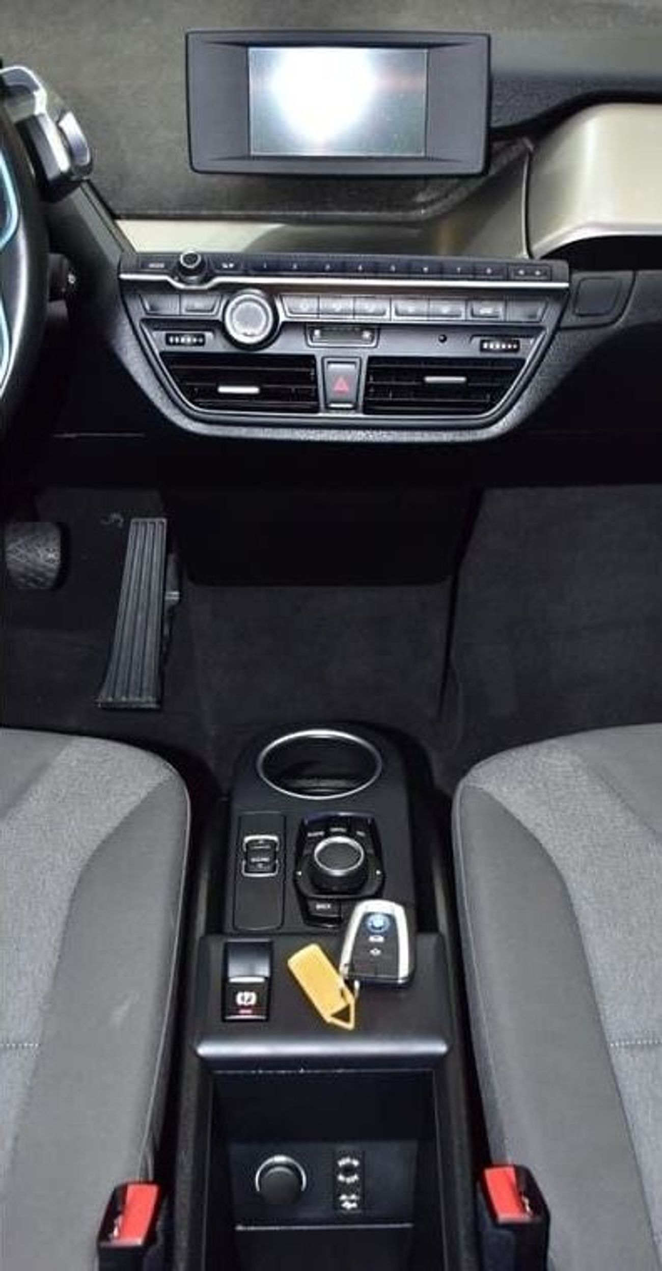 بي أم دبليو i3 EXCELLENT DEAL for our BMW i3 eDrive ( 2019 Model ) in White & Black Color GCC Specs