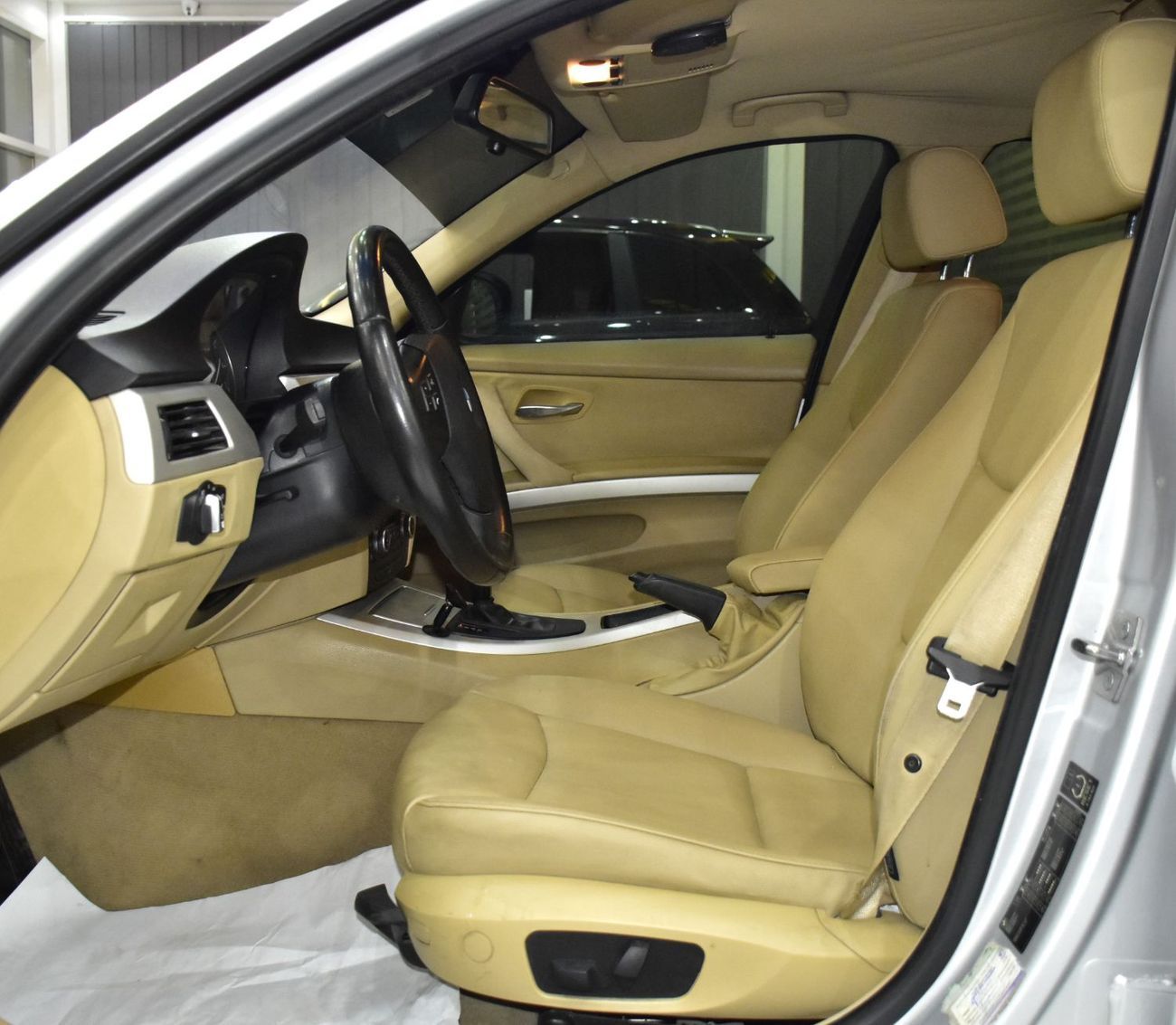 بي أم دبليو 320 EXCELLENT DEAL for our BMW 320i ( 2010 Model ) in Silver Color GCC Specs