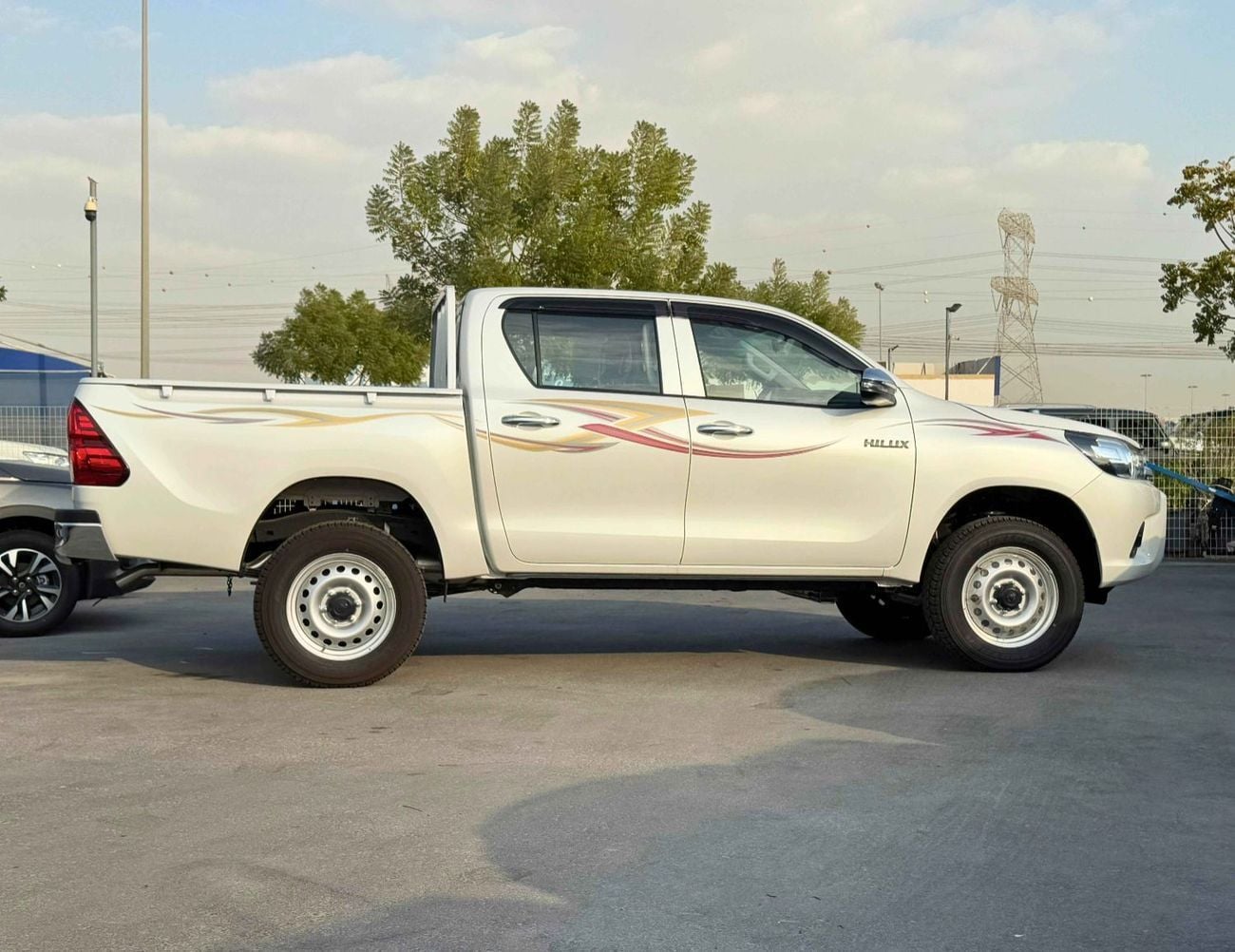 تويوتا هيلوكس BASIC DOUBLE CABIN / 2.4L DIESEL A/T / CHROME HANDLE & REAL CHROME BUMPER (CODE # HD)