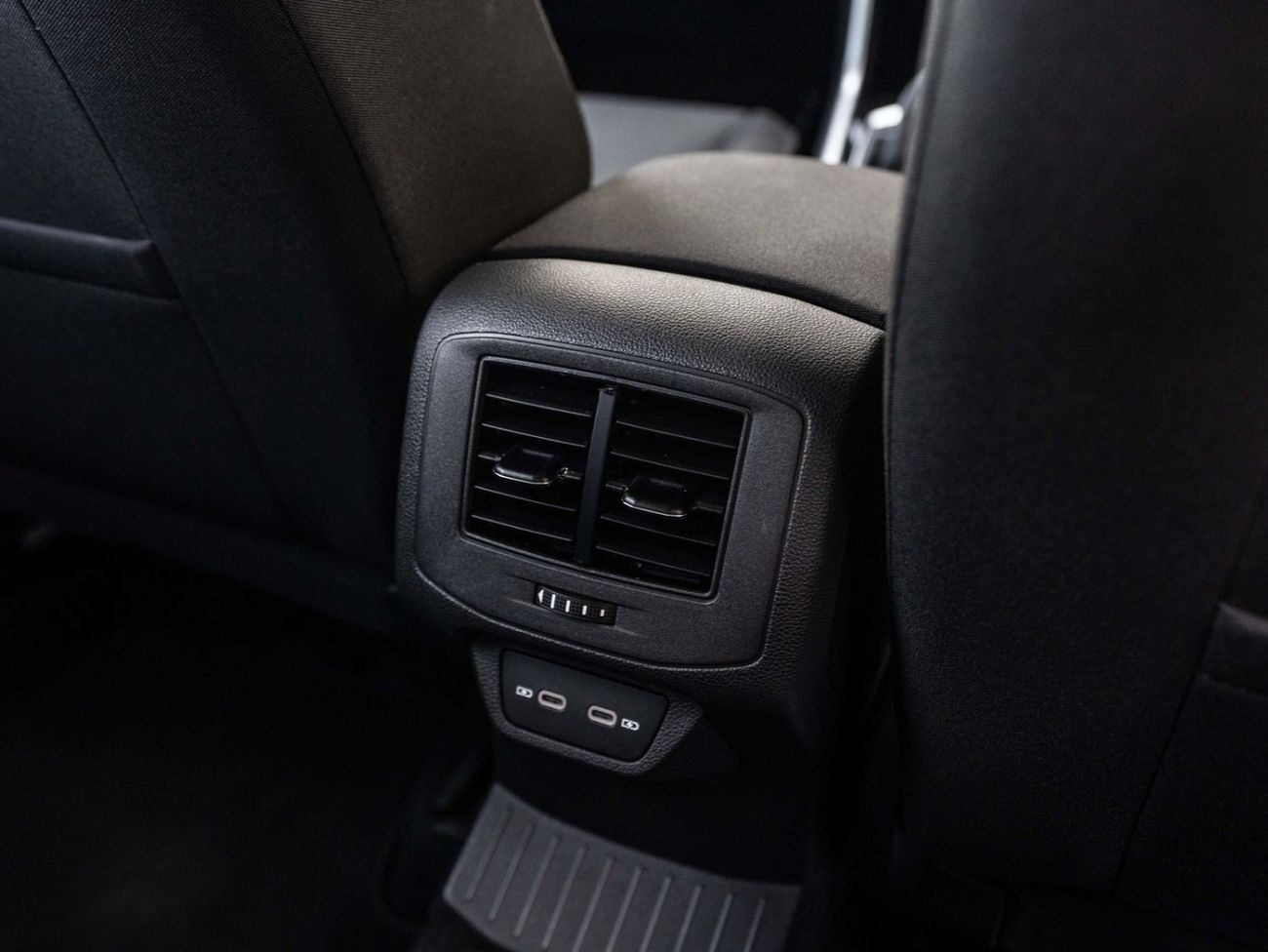 فولكس واجن T ROC Life 1.4L