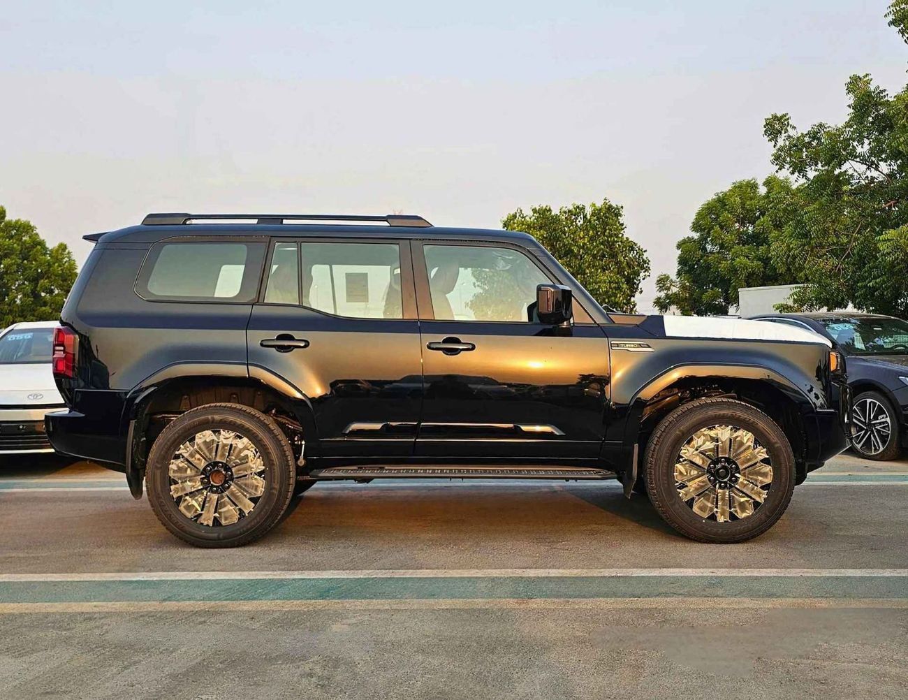 تويوتا برادو LUXURY TURBO/ 2.4L V4 PETROL/ 360* WITH HEADUP DISPLAY/ RADAR/ PANORAMIC (CODE # PLUX)