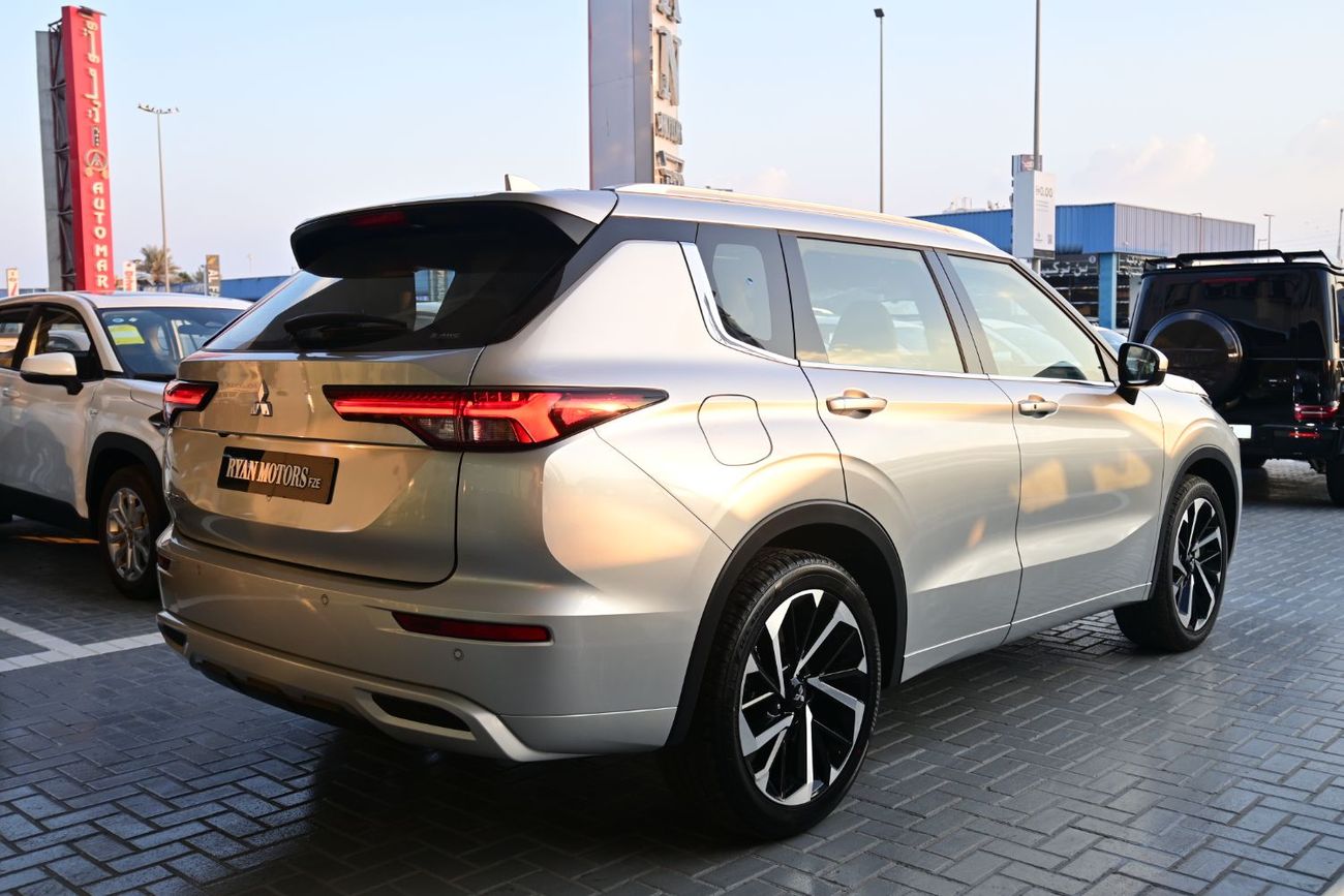 ميتسوبيشي آوتلاندر Mitsubishi Outlander P-Line, 2.5L Petrol 4WD, Model 2025, Color Silver