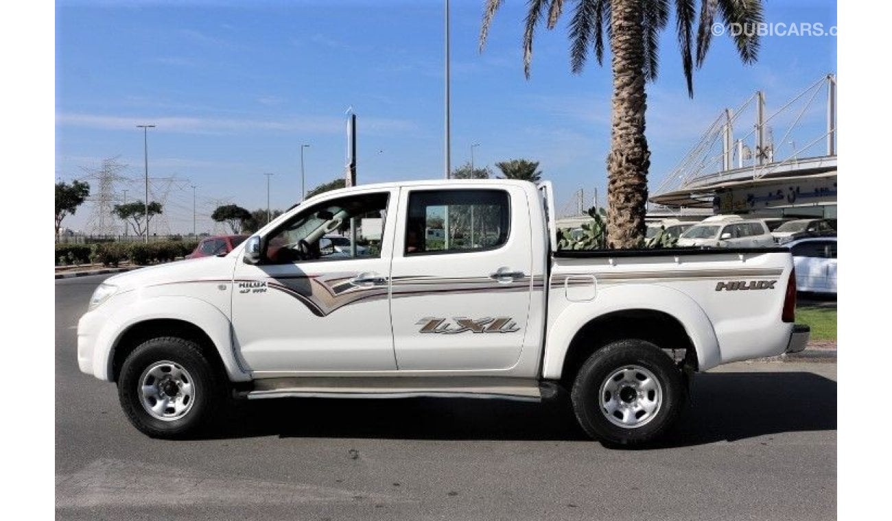 Toyota Hilux Hilux  4x4 double cab petrol ,manual gear , automatic window