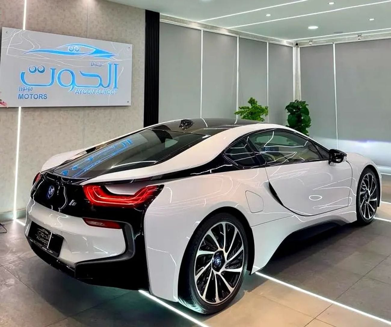 بي أم دبليو i8 STD LUXURY || GCC I| TOP RANGE I| FUTURISTIC DESIGN || CONDITION || LOW MILEAGE