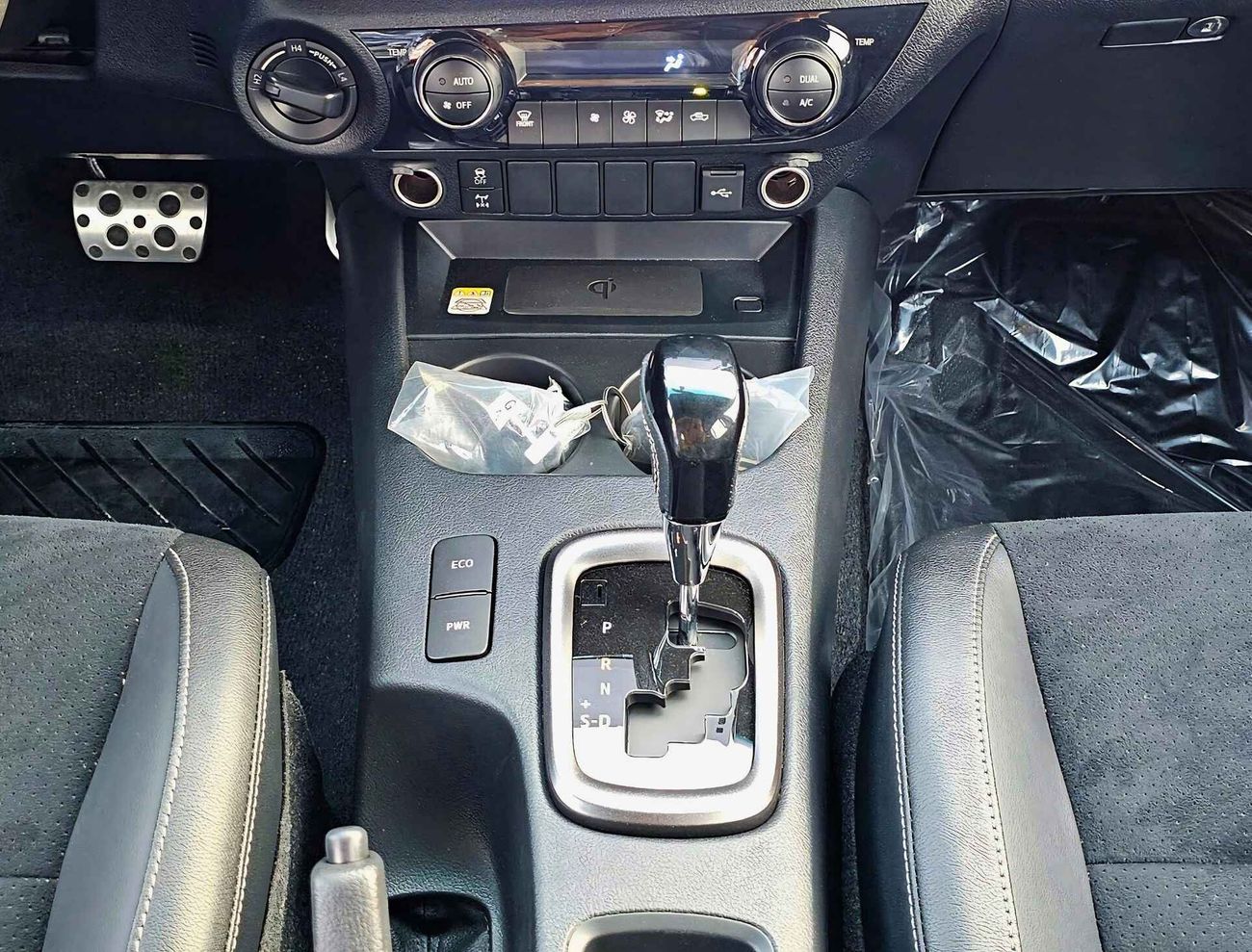 Toyota Hilux GR SPORT / 4.0L V6 / DRIVER POWER SEAT WITH ROLL BAR / "4" CAMERAS (CODE # HPGRV6AF)