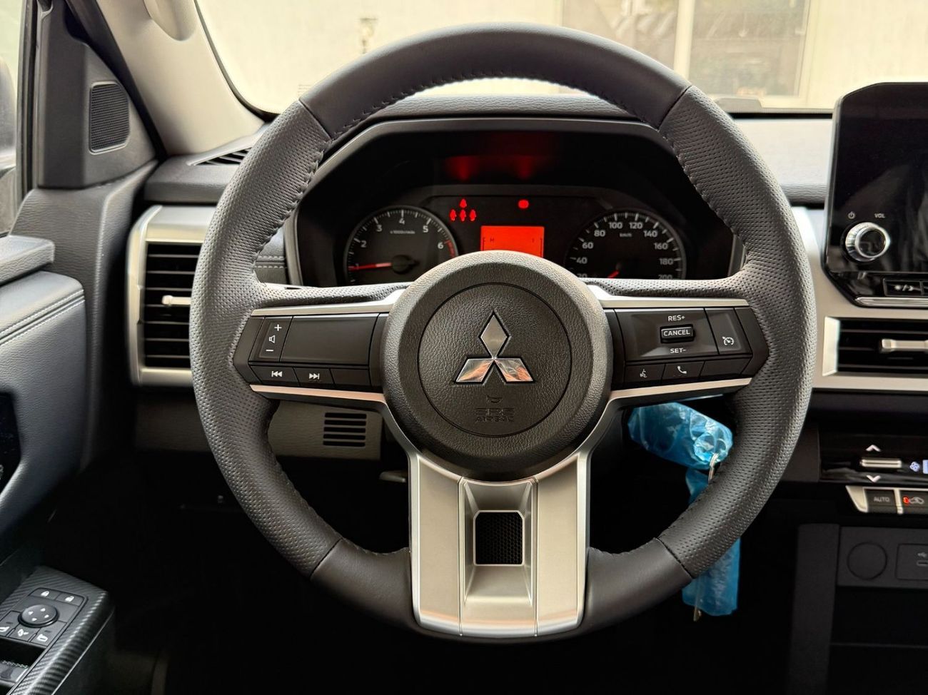 ميتسوبيشي L200 2025 MITSUBISHI L200 PETROL  FULL OPTION **EXPORT ONLY**التصدير فقط خارج الخليج***