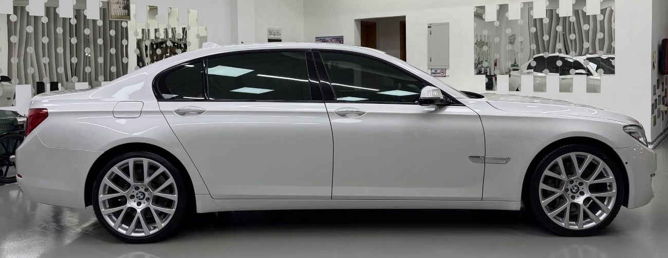 BMW 750Li Luxury 4.4L (443 HP)