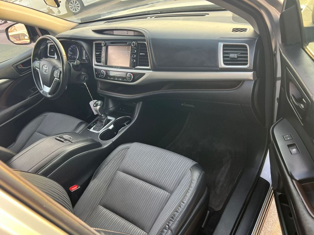 Toyota Highlander LE (NON GCC) 2017 Toyota Highlander - MidOption - 3.5L V6 - Full 7 Seater - Trunk Auto
