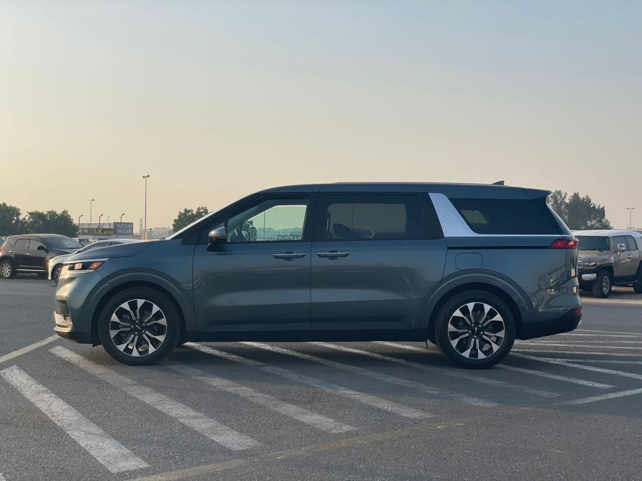 Kia Carnival 2024 Kia Carnival EX 3.5L V6 - Full Option - 8 Seater - Front & Rear Radar Sensor - Trunk / Door Ful