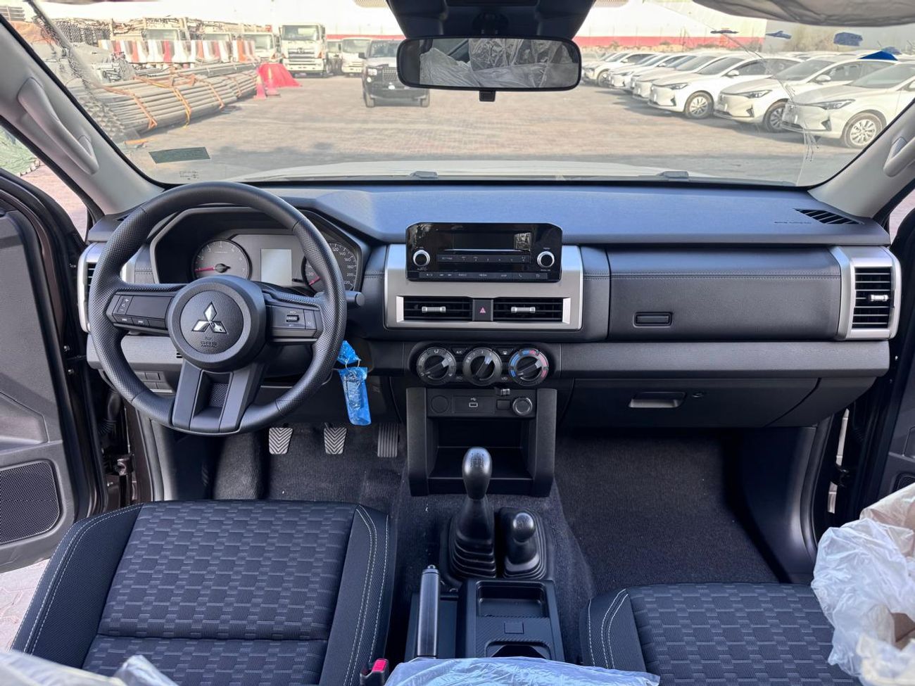 Mitsubishi L200 MITSUBISHI L200 Petrol Double Cabin 4WD 5MT 2.5L GLX_Basic Option_Bronze