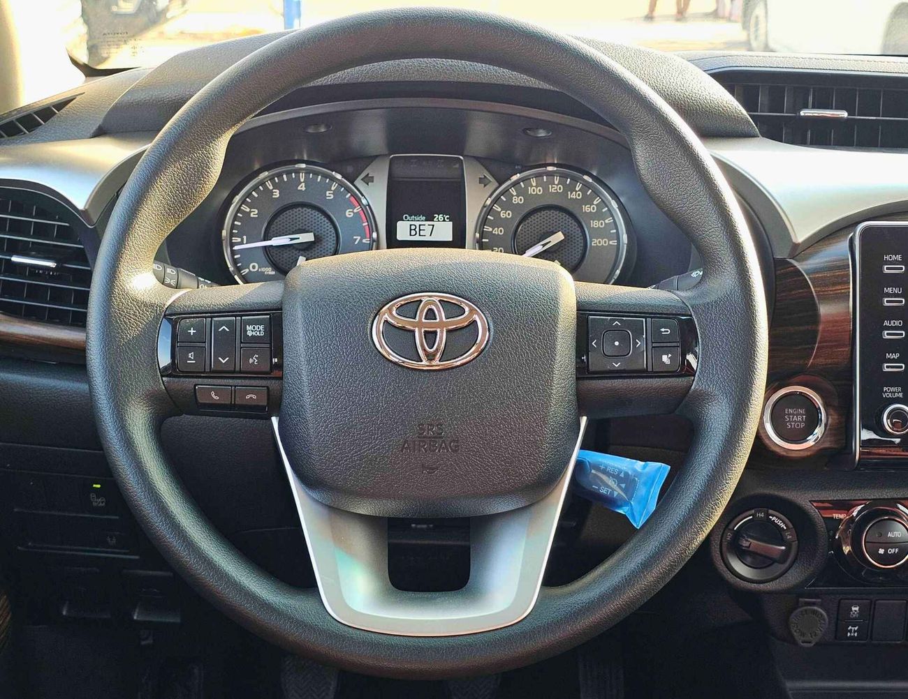 Toyota Hilux SR5 / FULL OPTION / 2.7L V4 / M/T / DIFF LOCK / BED LINER / BIG DVD / WOOD TRIM / 4WD / CODE # HPADF