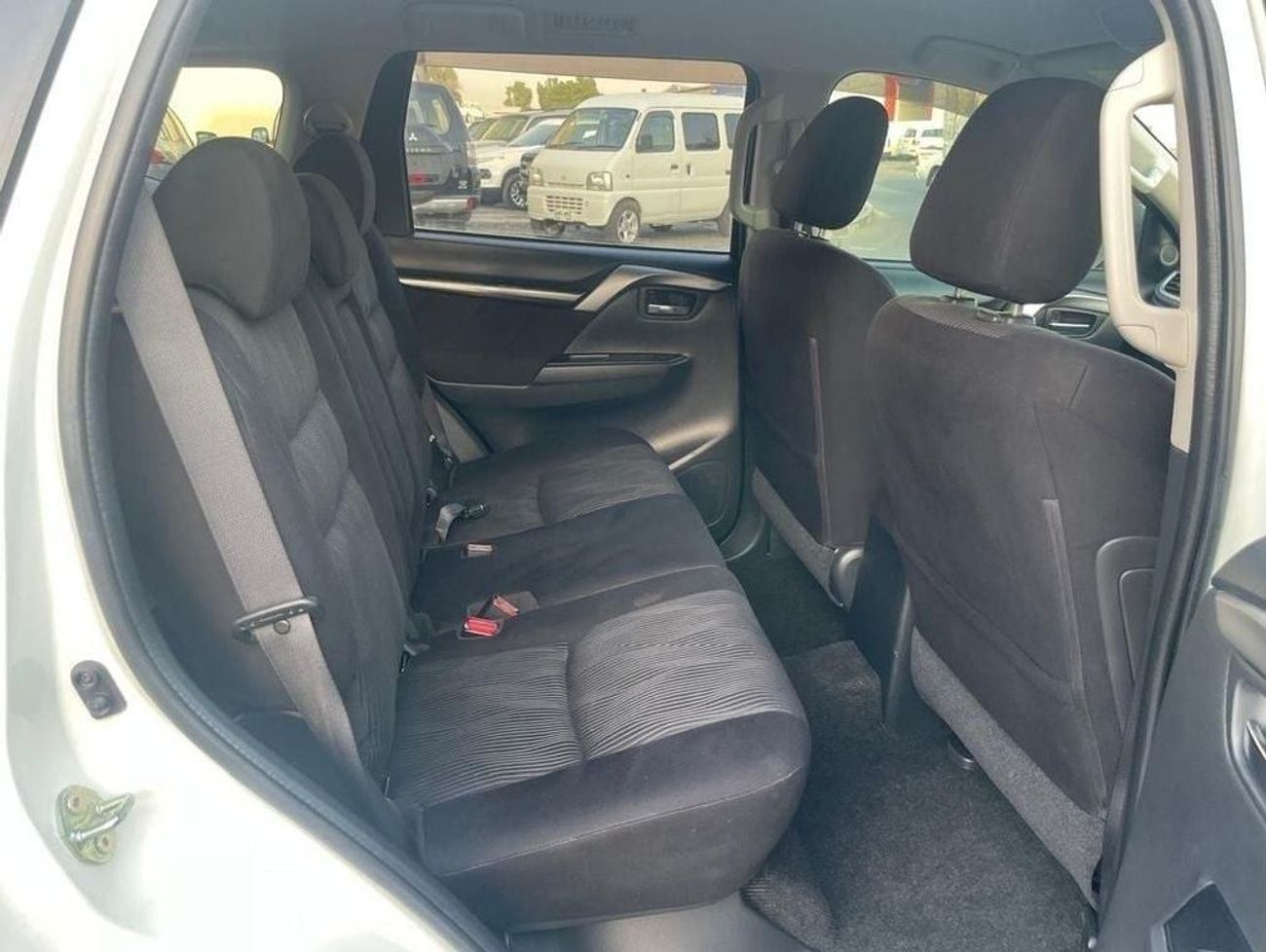 ميتسوبيشي باجيرو Diesel 2.4 Liter Right Hand Drive Automatic 4WD T.V Back Camera