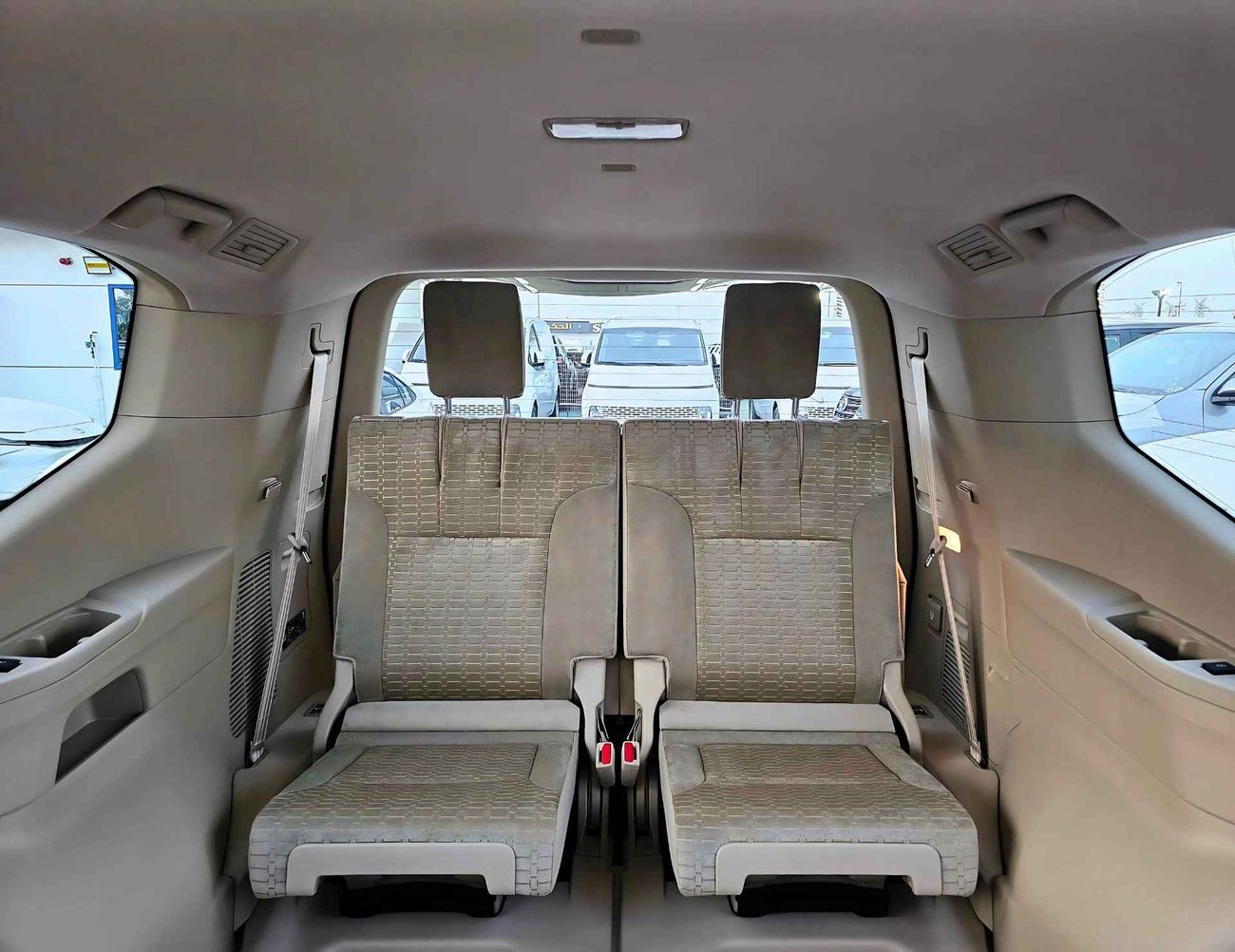 تويوتا لاند كروزر LC300 GXR / 3.3L V6 DIESEL / MID-STD DVD / DRIVER PWR SEAT / SUNROOF (CODE # GXR-G1)