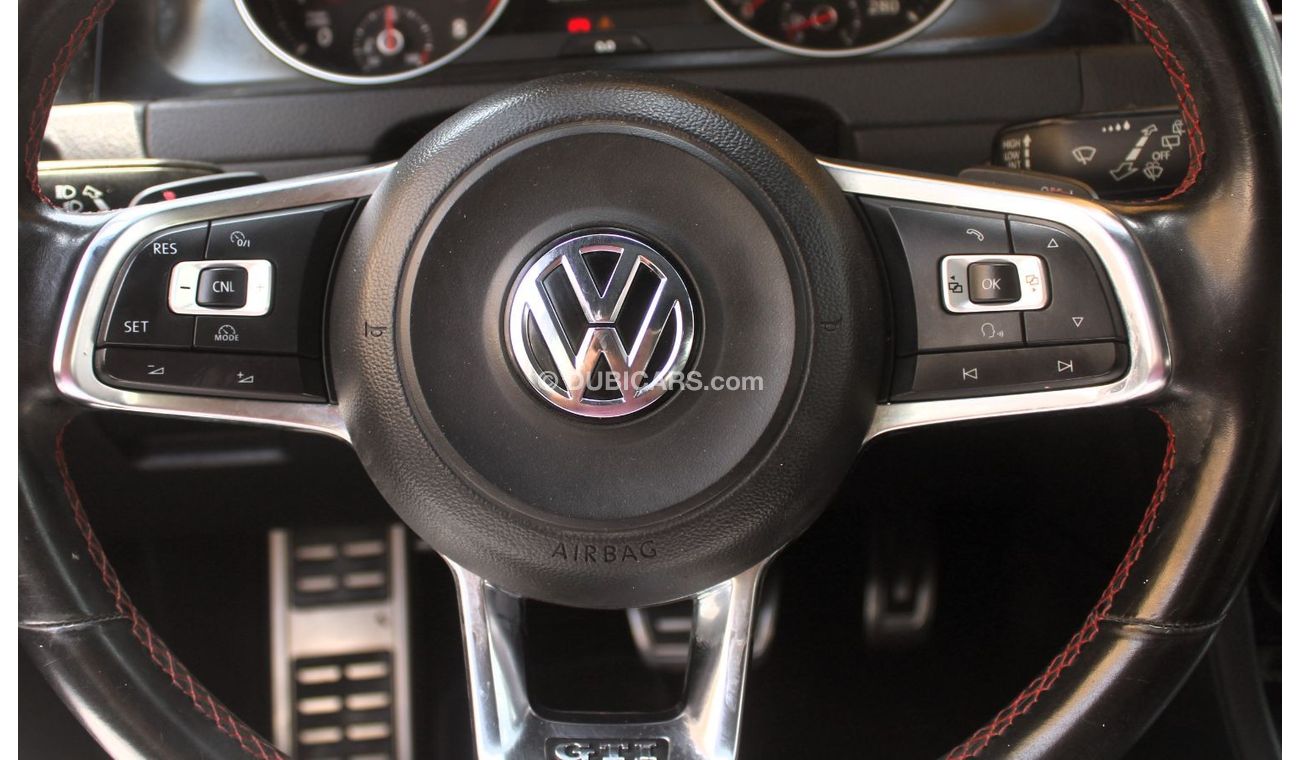 Volkswagen Golf GTI ACCIDENTS FREE - GCC - PERFECT CONDITION INSIDE OUT - 2000 CC - FULL OPTION