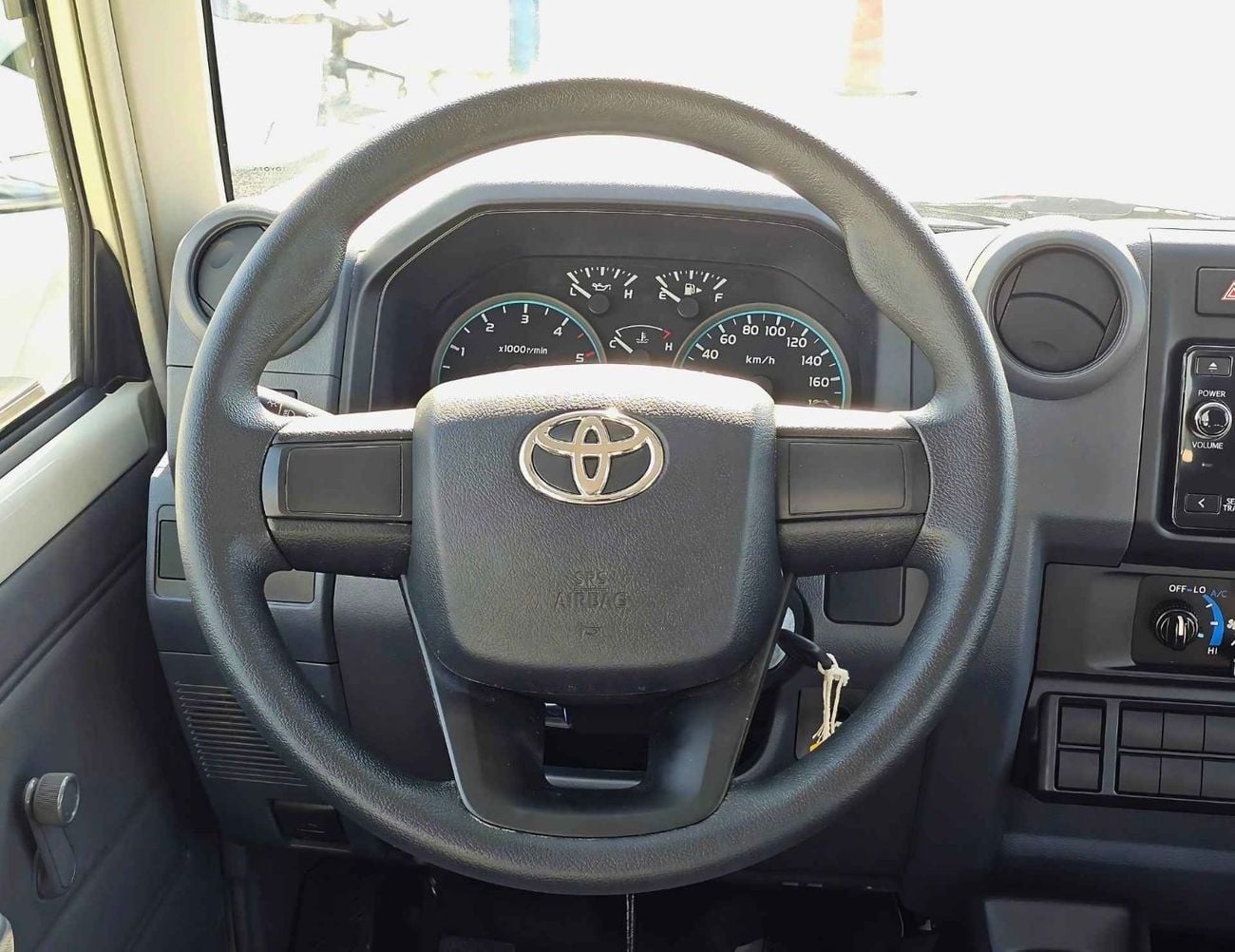 Toyota Land Cruiser Pick Up LC79 / DOUBLE CABIN / 4.2L V6 DIESEL M/T / LEATHER SEATS / SNORKEL / MID OPTION / 4WD (CODE # 69033)