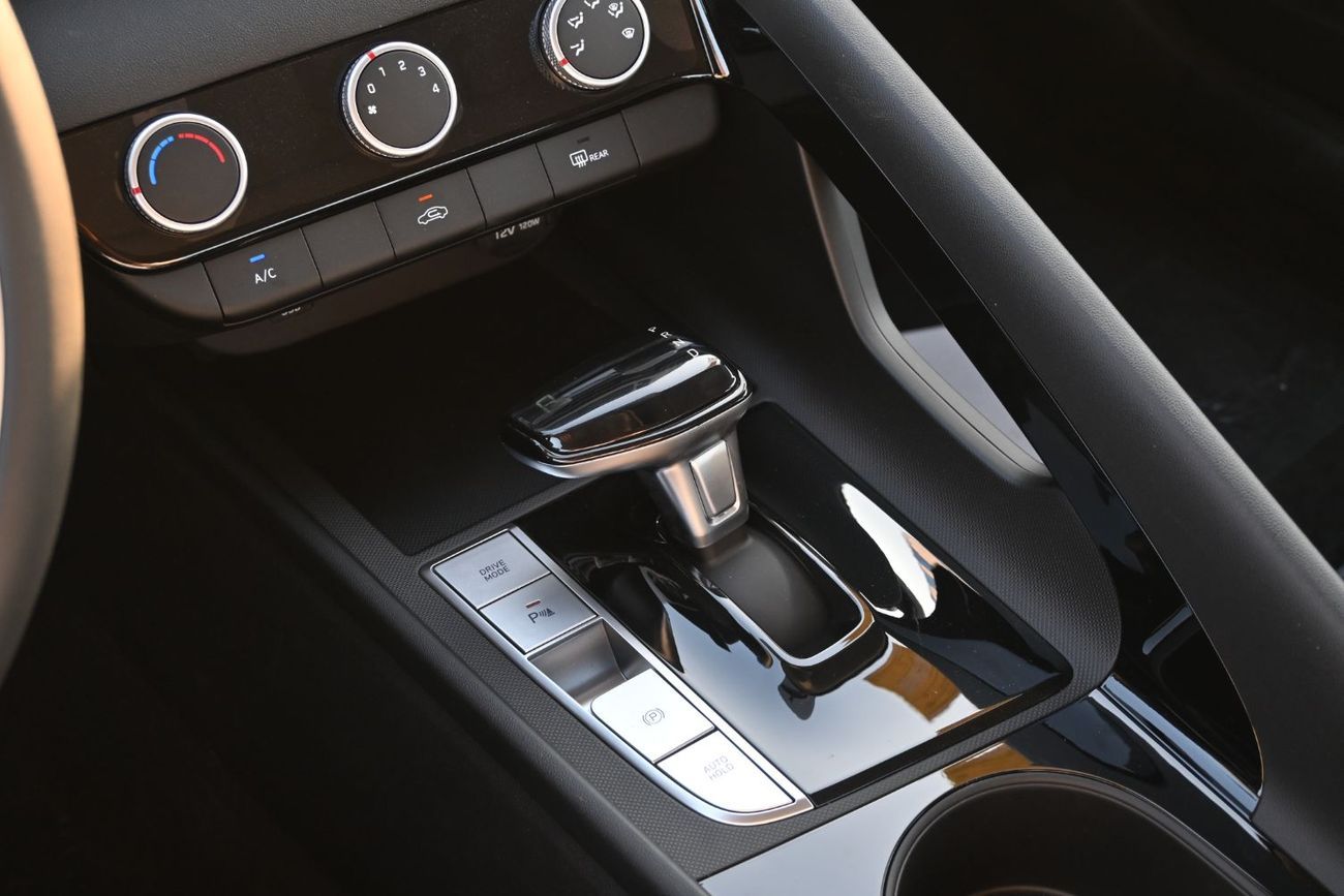 Hyundai Elantra Hyundai Elantra 1.5L, Petrol, Model 2025 Color White