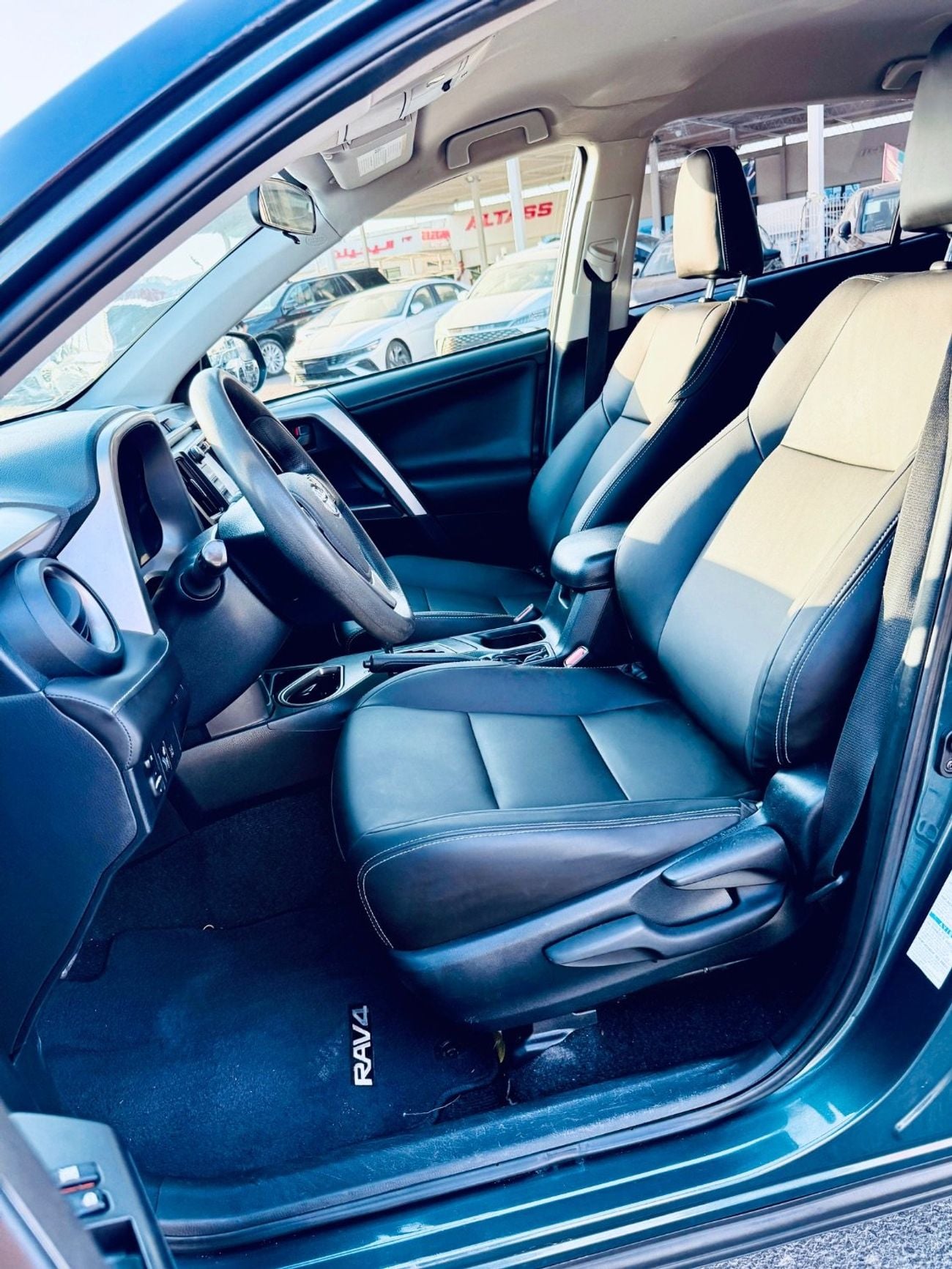 Toyota RAV4 LE 2.5L Cylinder 4 Hybrid Automatic 5 Seats 5 Doors