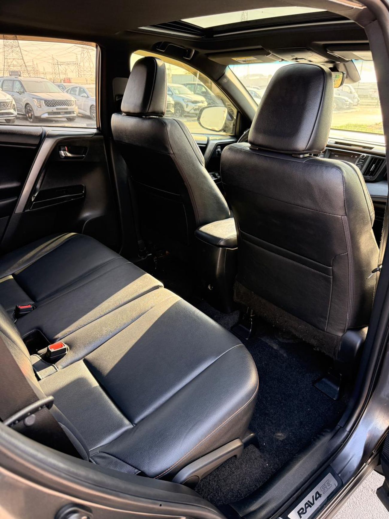 تويوتا راف ٤ SE 2.5 L | sunroof | push start | leather full option