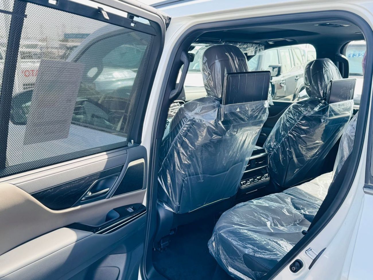 لكزس LX 600 LX600 SIGNATURE 3.5L PTR GCC A/T F/O WHITE 2025