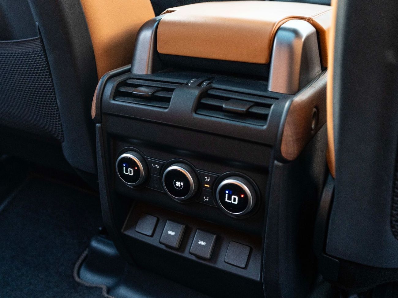 لاند روفر ديفندر P400 110 SE 3.0L (5 Seater)