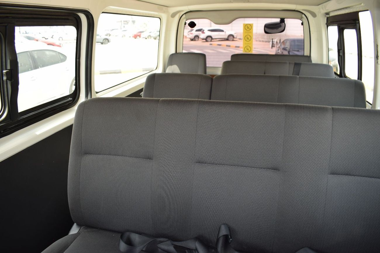 تويوتا هاياس Toyota Hiace Std Roof Bus 13 seater, Model:2015.Excellent condition