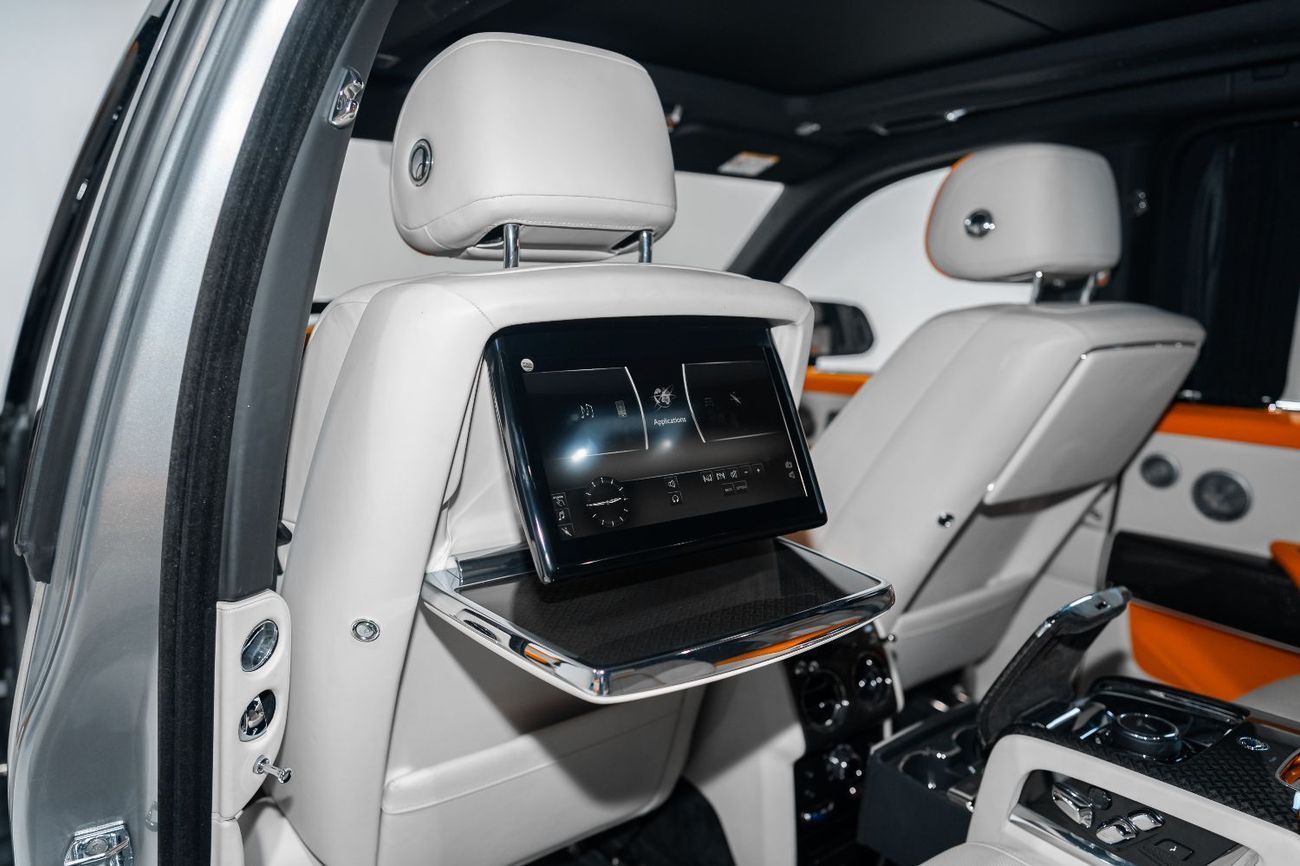 Rolls-Royce Cullinan CULLINAN BLACK BADGE | TAILGATE SEATS | PANORAMIC GLASS SUNROOF | TWO TONE INTERIOR | BESPOKE AUDIO