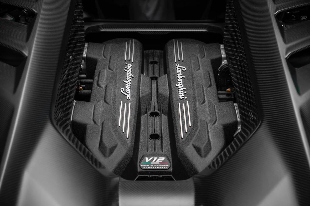 لامبورغيني ريفويلتو 6.5L V12 Hybrid