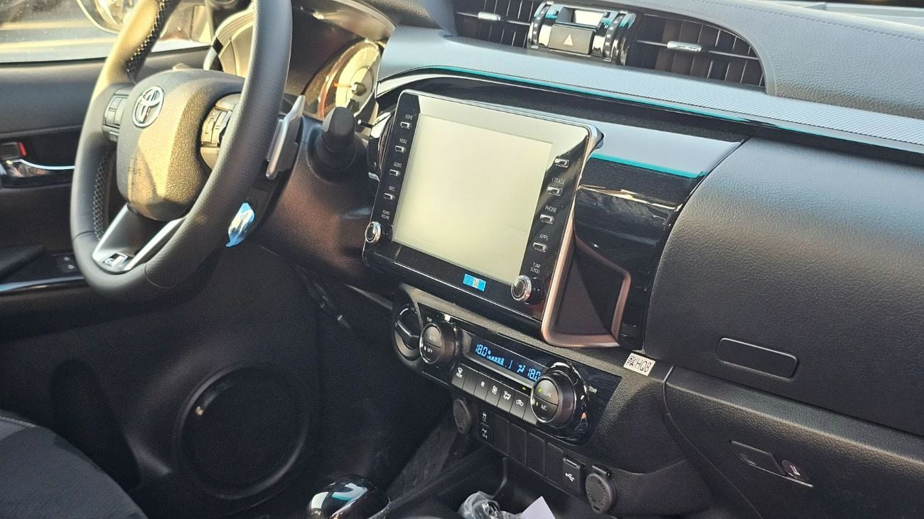 تويوتا هيلوكس Hilux 2.8 GR-SPORT 4WD AT 2026YM GCC WHITE WITH DIGITAL REAR VIEW MIRROR