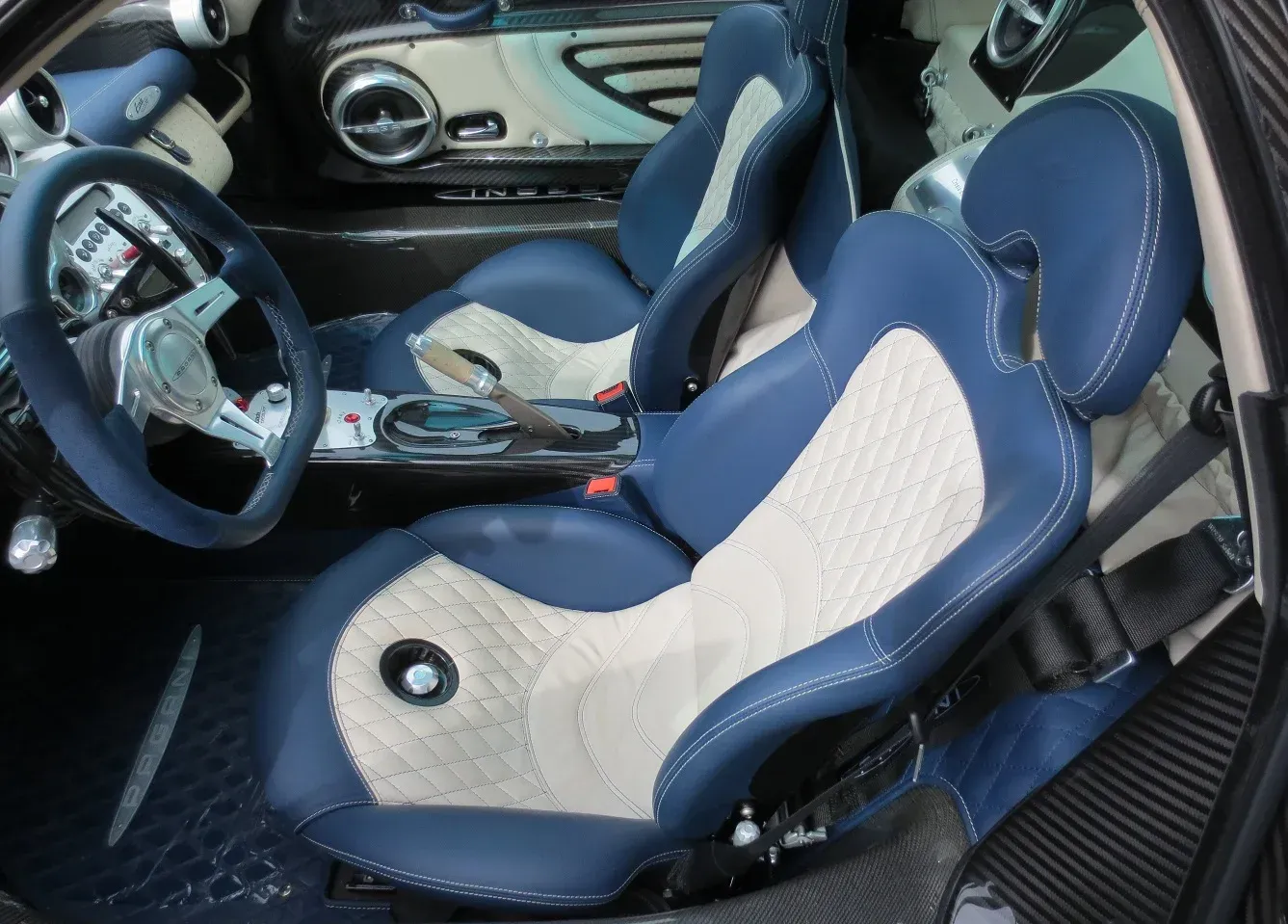 باغاني زوندا interior - Seats