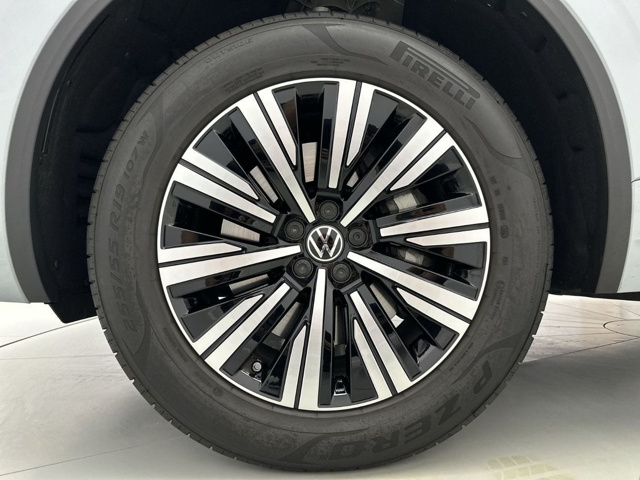 Volkswagen Touareg 3.0T TL (340 HP) Touareg Elegance + Tirano (Ref#02378) - 42,100 AED SAVINGS from New Car