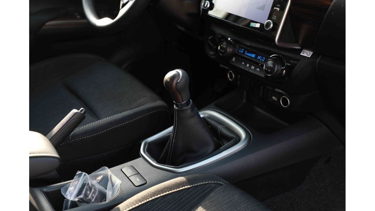 تويوتا هيلوكس تويوتا هيلوكس 2024 ذات الكابينة المزدوجة 2.7 HI - أبيض بلاتيني لؤلؤي من الداخل أسود | للتصدير فقط