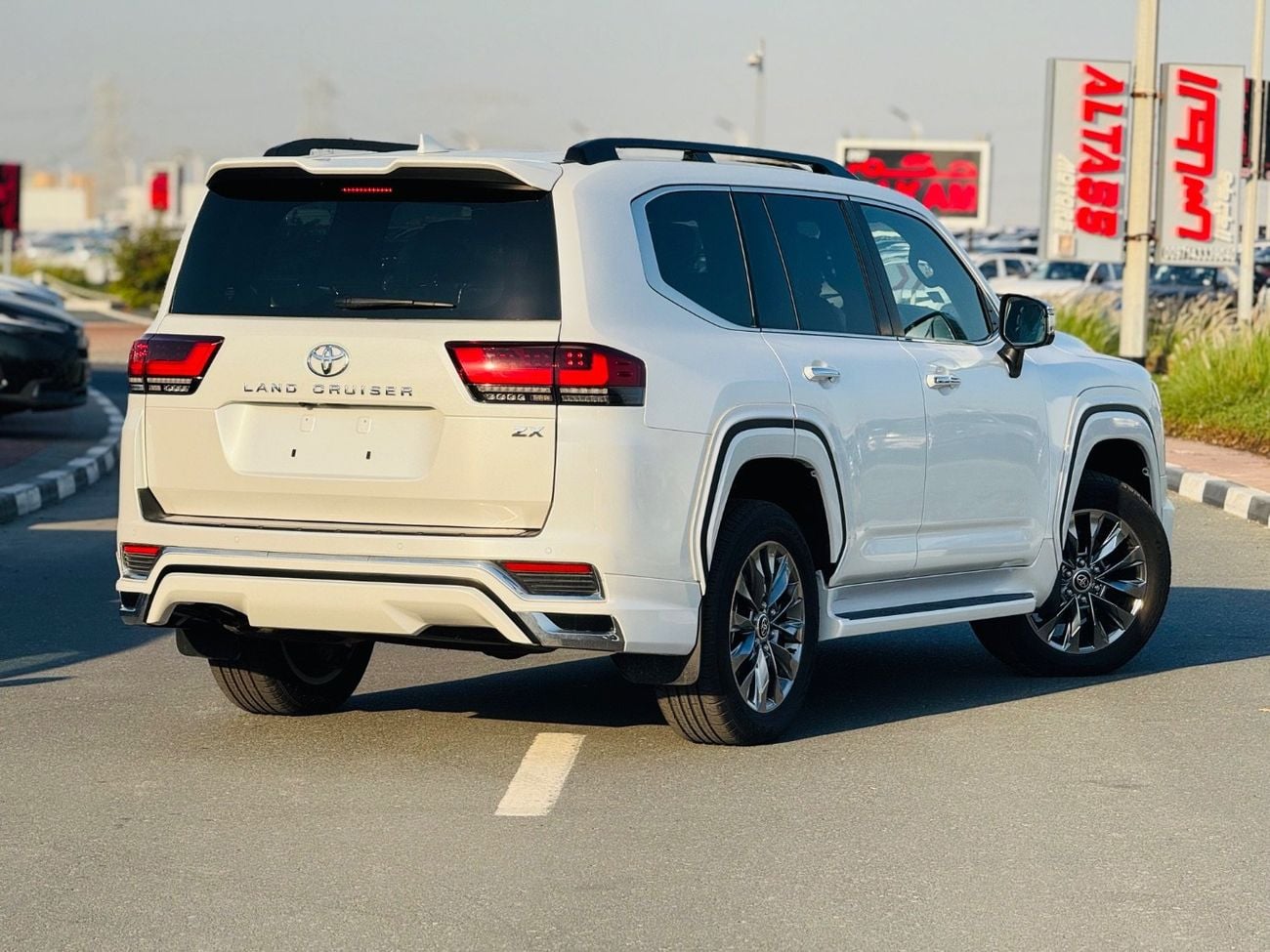 تويوتا لاند كروزر Zx top of the range white with black interior