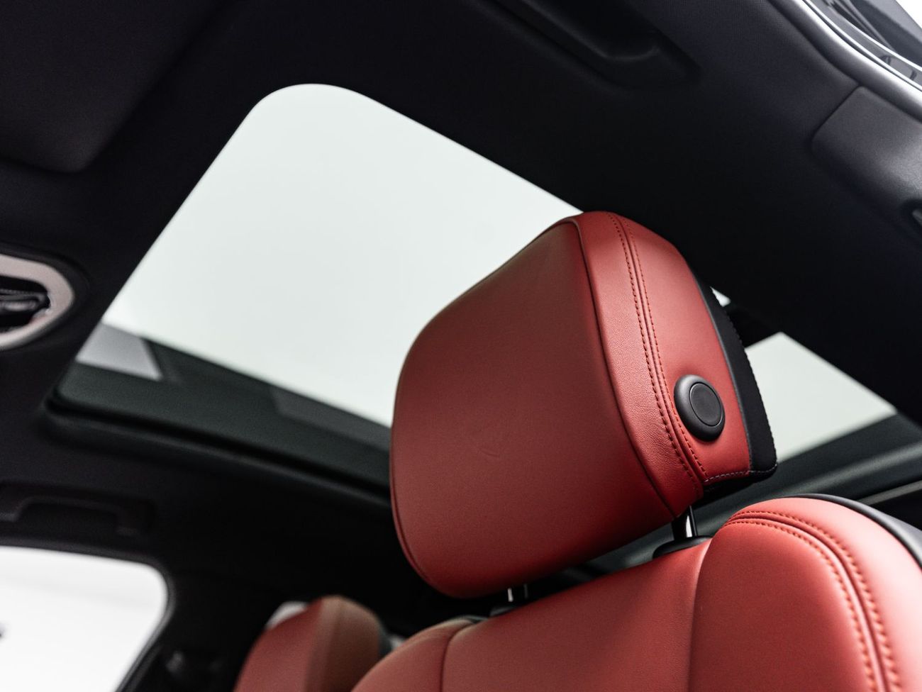 Porsche Macan Std 2.0L (252 HP) 2021 Porsche Macan, 1 Year Blackline Warranty, Full Service History, Low KMs, GCC