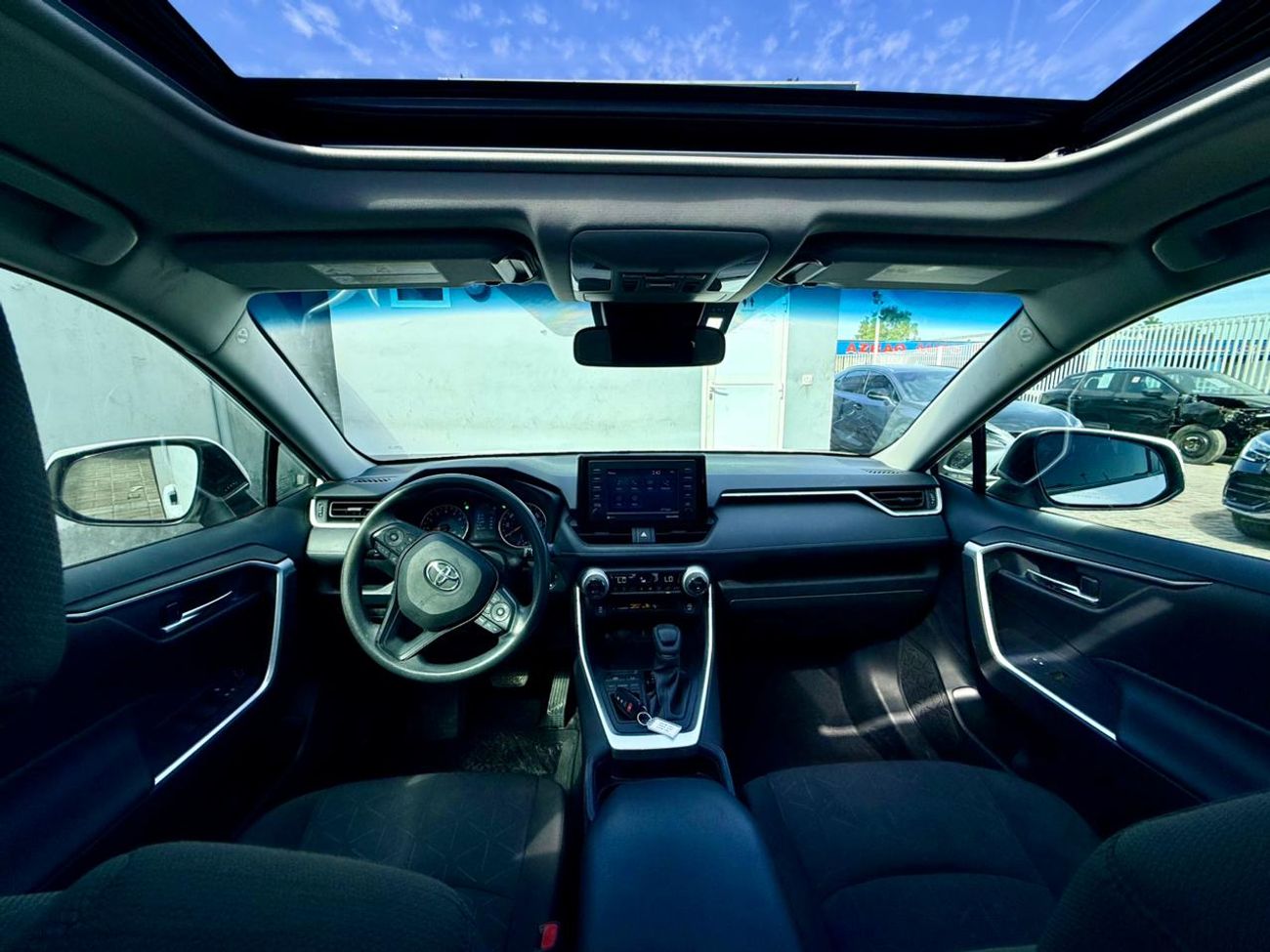 Toyota RAV4 2021 Toyota Rav4  XLE 2.5L full option + sunroof + Push start + alloy rim + Radar + keyless Entry  e