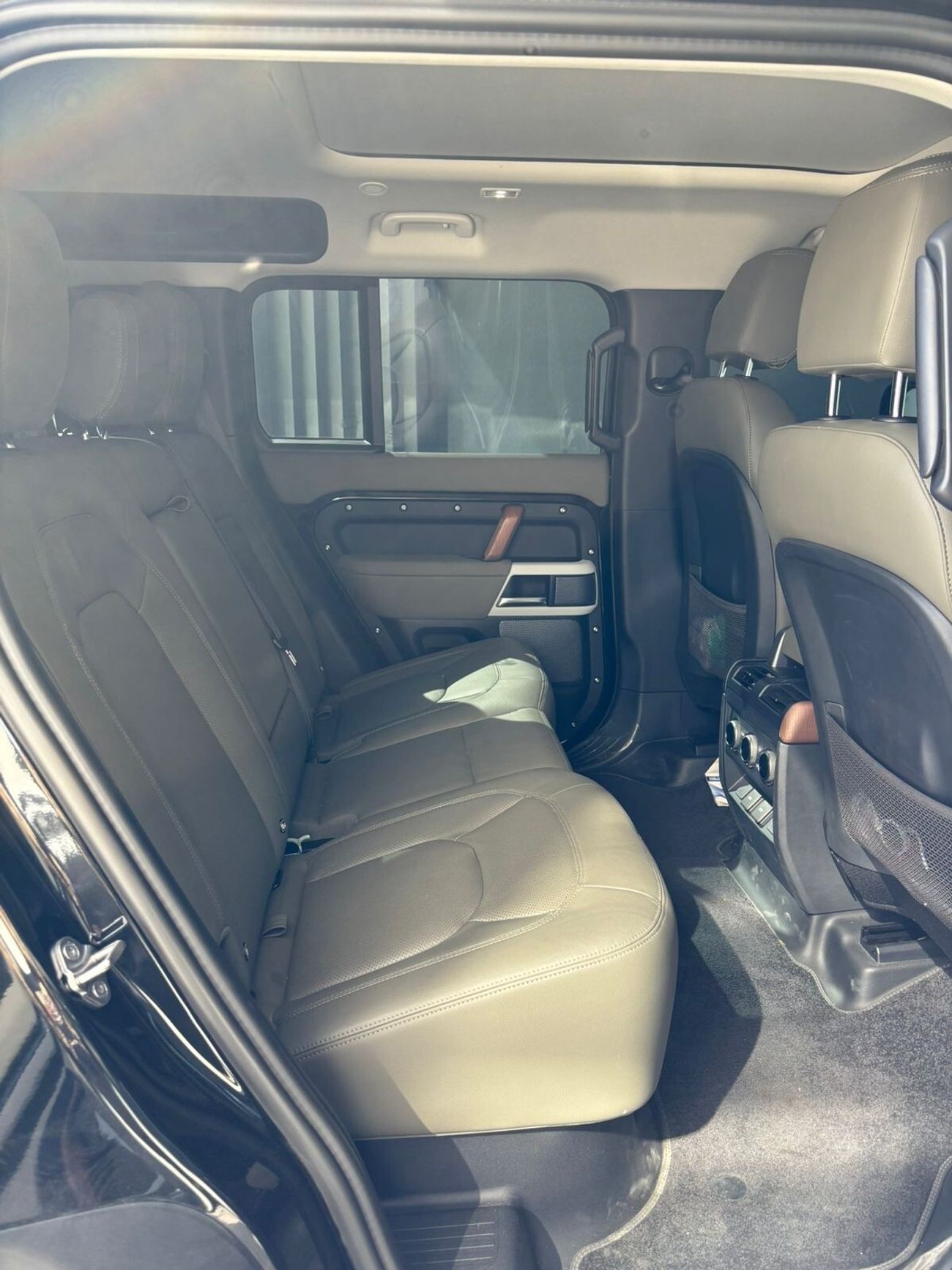 لاند روفر ديفندر 110 SE P300 2.0L