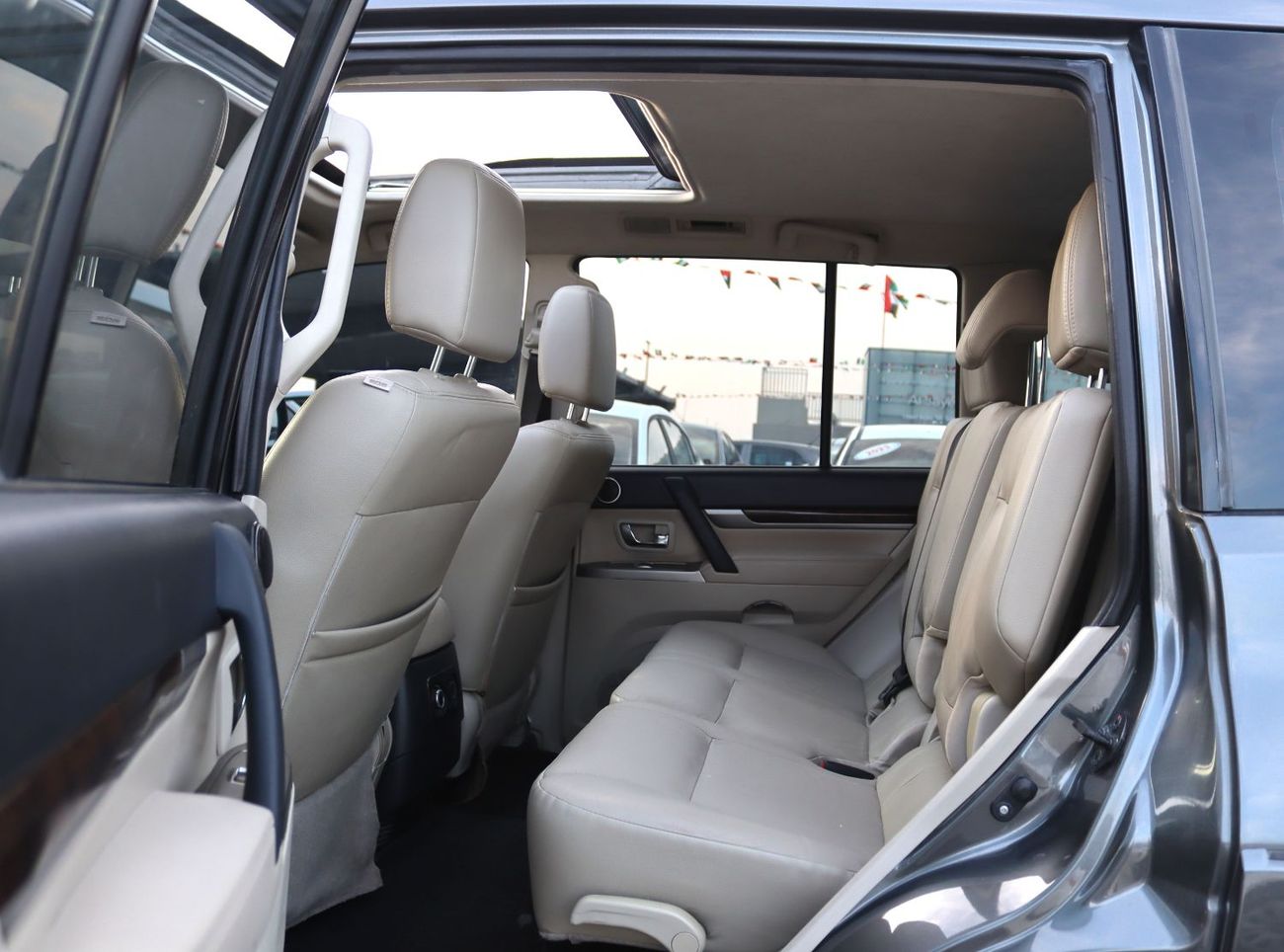 Mitsubishi Pajero GLS 3.5L (189 HP) Mitsubishi Pajero - 2016 - Full Option - GCC - Accident-Free - 3.5L Engine - Excel