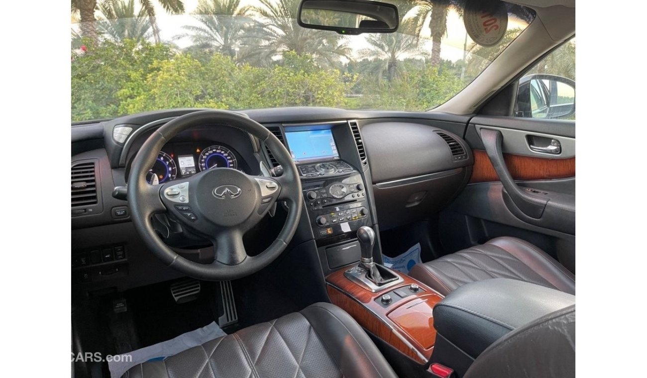 Infiniti QX70 Luxury Plus 2014 GCC model, full option, without accidents, 6 cylinders, with sunroof