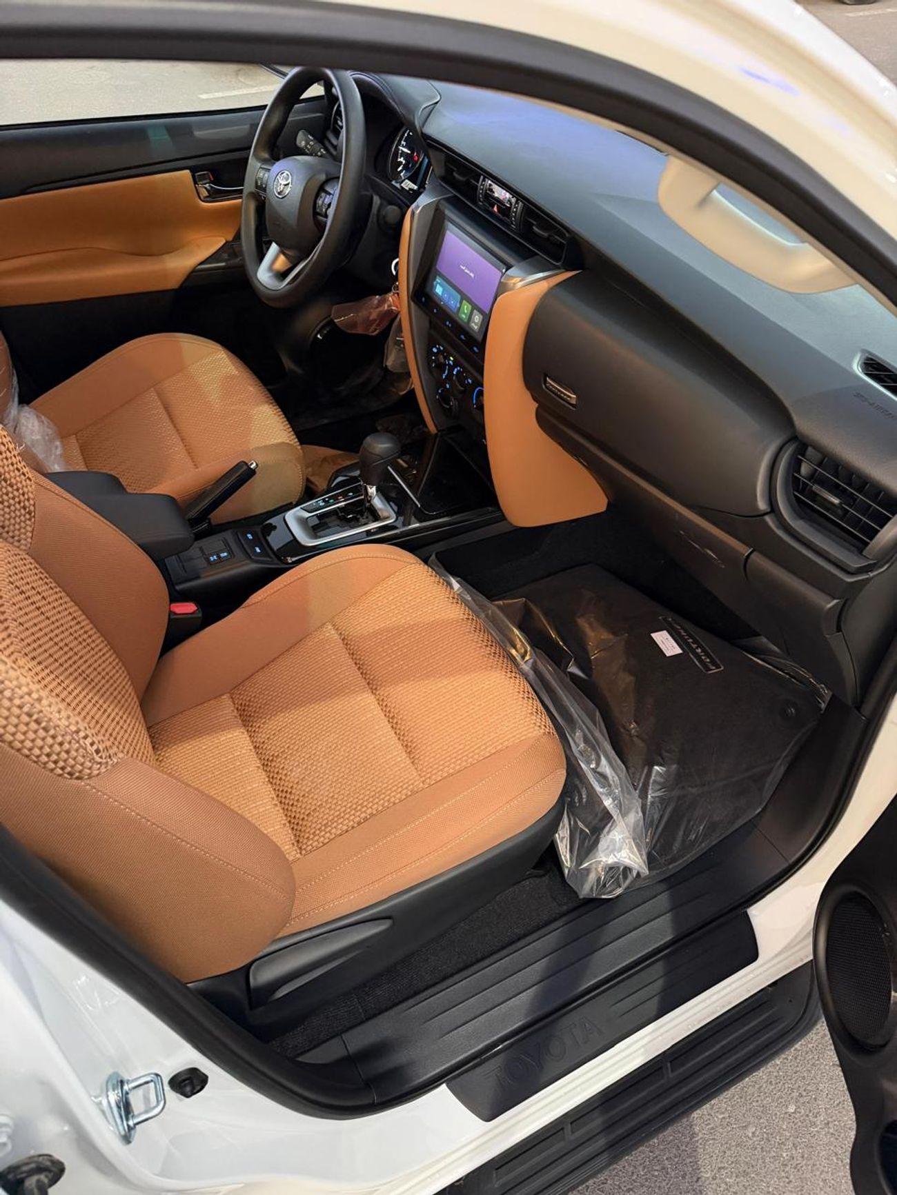 تويوتا فورتونر 2.4L DIESEL AUTOMATIC TRANSMISSION ( FOR RE-EXPORT ONLY )