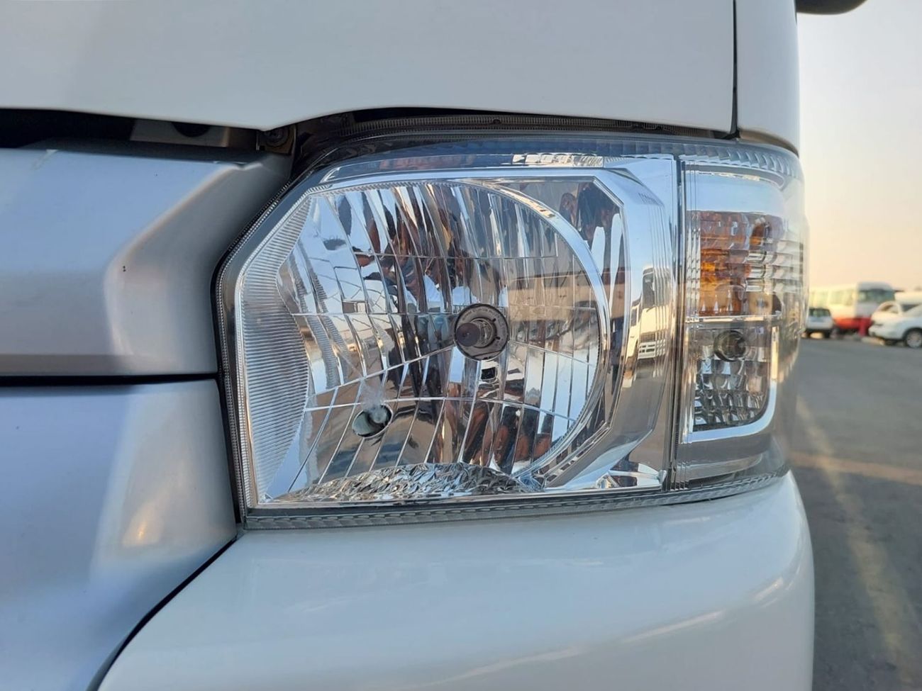 Toyota Hiace TOYOTA HIACE COMMUTER VAN RHD 2017 MODEL 3.0 L DIESEL AUTOMATIC(PM31641)