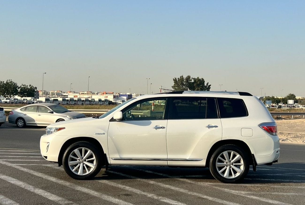Toyota Highlander  2013 Toyota Highlander Hybrid 3.5L V6 - Rear Camera Leather Seat - Sunroof